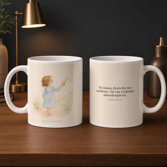 Tu mano me guía por el camino | Taza bíblica para café | Salmo 139:10 — 15oz · Estudio carbón, arte y frase devocional en dos tazas