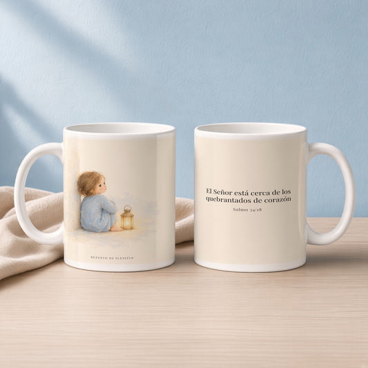 Jehová está cerca de los quebrantados de corazón | Taza devocional ilustrada | Salmo 34:18 — 15oz · Lectura azul sereno, arte y frase devocional en dos tazas