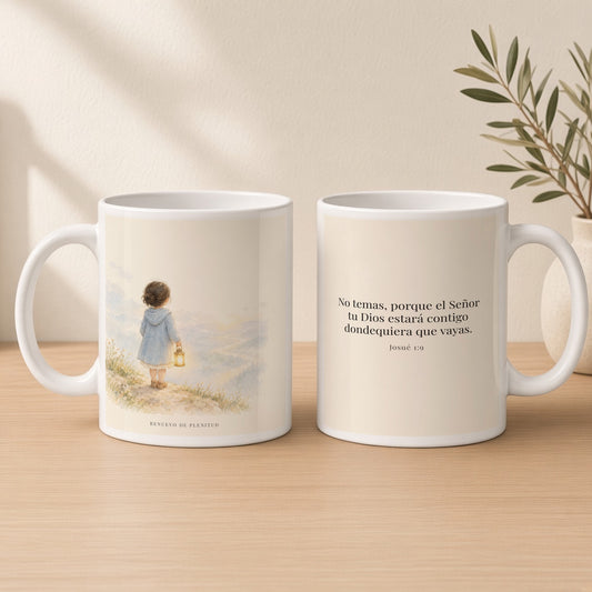Jehová tu Dios estará contigo | Taza bíblica para café | Josué 1:9 — 15oz · Estudio crema cálido, arte y frase devocional en dos tazas