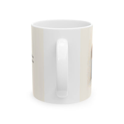 Jehová está cerca de los quebrantados de corazón | Taza devocional ilustrada | Salmo 34:18 — 11 oz · Vista posterior