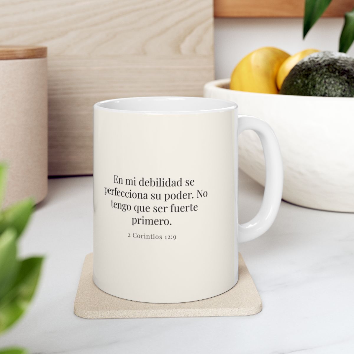 En mi debilidad se perfecciona su poder | Taza devocional de fe | 2 Corintios 12:9 — 11 oz · Contexto 4