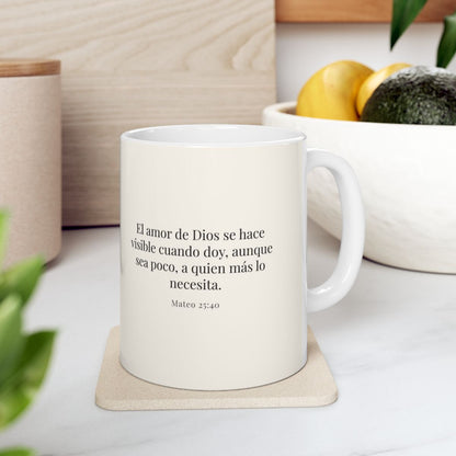 El amor de Dios se da en cosas pequeñas | Taza bíblica para café | Mateo 25:40 — 11 oz · Contexto 4