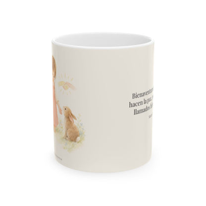 Bienaventurados los que hacen la paz | Taza bíblica de cerámica | Mateo 5:9 — 11 oz · Vista frontal