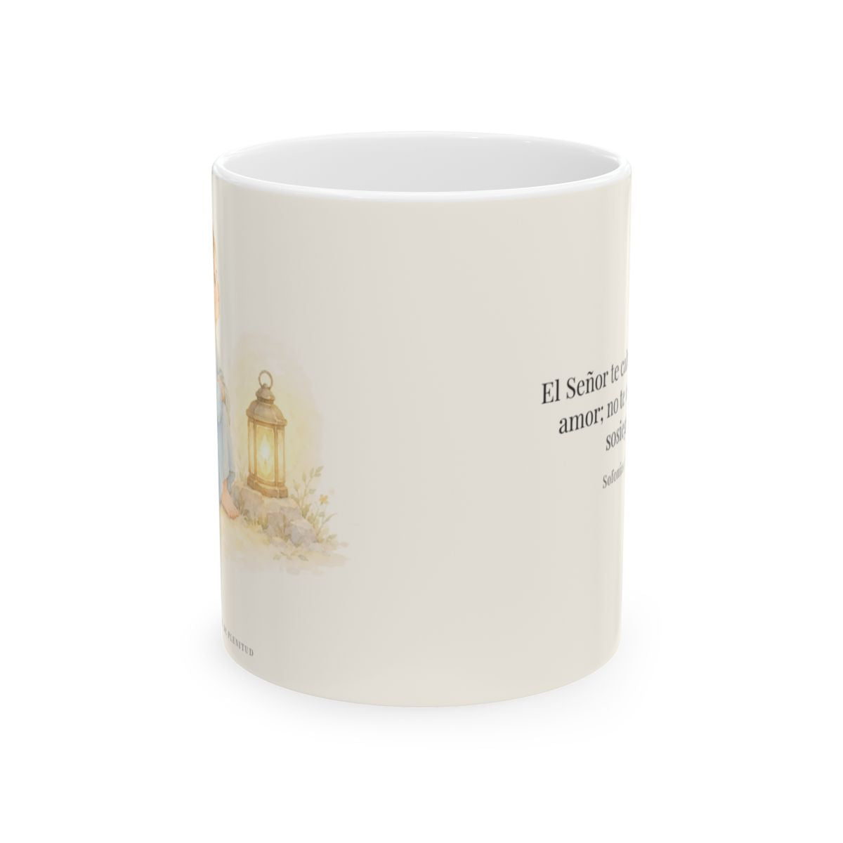 El Señor acalla tus temores con su amor | Taza devocional de fe | Sofonías 3:17 — 11 oz · Vista frontal