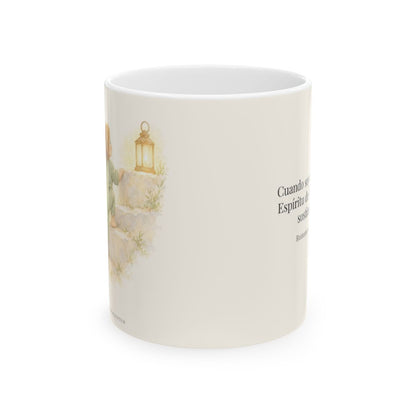 El Espíritu me ayuda en mi debilidad | Taza devocional ilustrada | Romanos 8:26 — 11 oz · Vista frontal