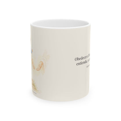 Obedecer a Dios es mi mayor valentía | Taza devocional ilustrada | Hebreos 11:8 — 11 oz · Vista frontal
