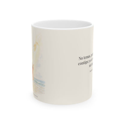 Dios me sostiene en la tormenta | Taza de inspiración bíblica | Isaías 41:10 — 11 oz · Vista frontal