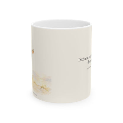 Dios usa lo que el mundo desprecia | Taza cristiana en dos tamaños | 1 Corintios 1:27 — 11 oz · Vista frontal