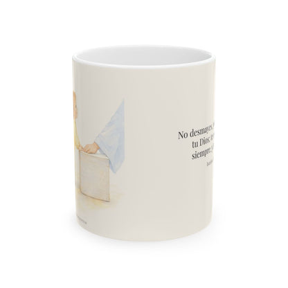 Dios me esfuerza y me ayuda | Taza bíblica para café | Isaías 41:10 — 11 oz · Vista frontal