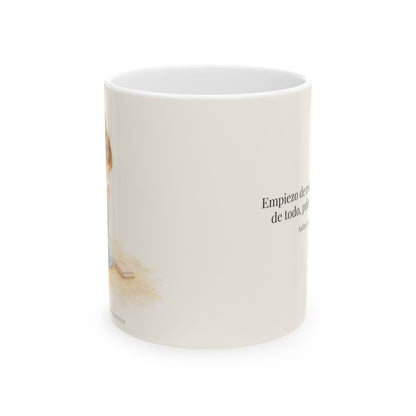Empiezo el año de rodillas ante Dios | Taza devocional ilustrada | Salmo 143:8 — 11 oz · Vista frontal