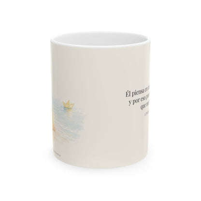 Él piensa en mí con cariño | Taza cristiana para regalar | 1 Pedro 5:7 — 11 oz · Vista frontal