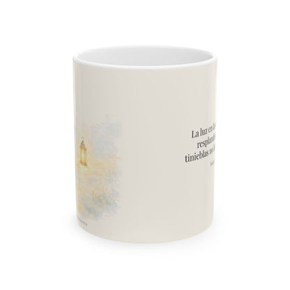 La luz de Dios brilla en mis tinieblas | Taza devocional ilustrada | Juan 1:5 — 11 oz · Vista frontal