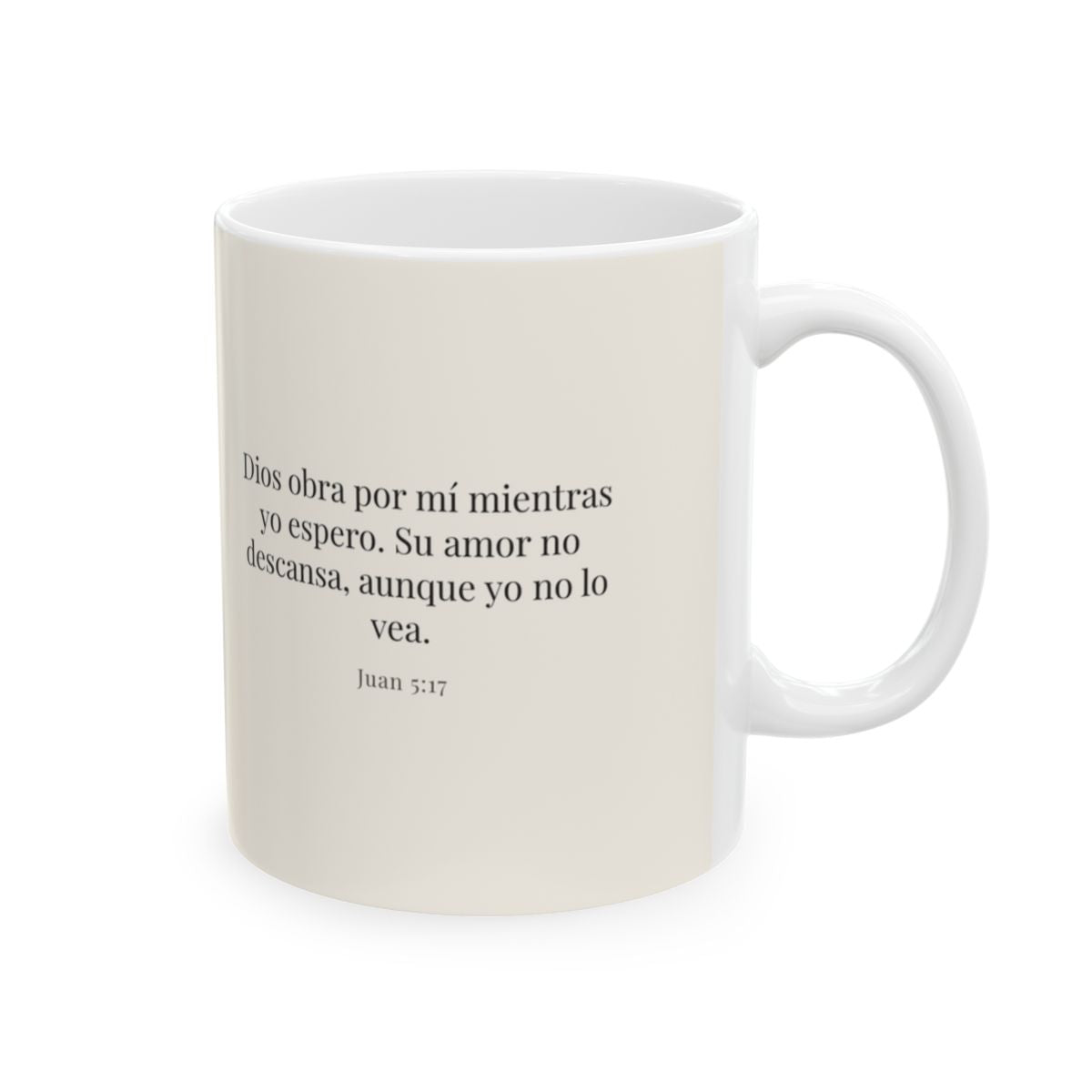 Dios obra por mí mientras yo espero | Taza cristiana con frase devocional | Juan 5:17 — 11 oz · Cara bíblica