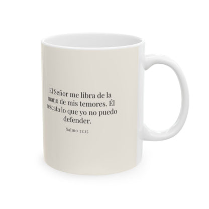 El Señor me libra de la mano de mis temores | Taza con arte cristiano | Salmo 31:15 — 11 oz · Cara bíblica