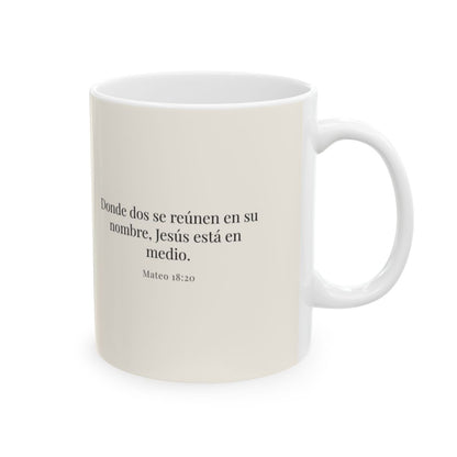 Donde dos se juntan, allí estoy yo | Taza devocional ilustrada | Mateo 18:20 — 11 oz · Cara bíblica