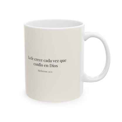 La fe crece cada vez que confío en Dios | Taza devocional de fe | Hebreos 11:1 — 11 oz · Cara bíblica