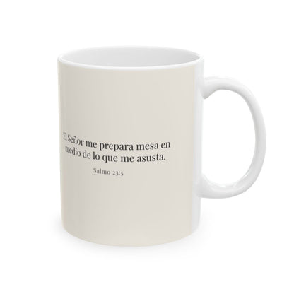 En mesa servida delante de mis angustias | Taza cristiana en dos tamaños | Salmo 23:5 — 11 oz · Cara bíblica