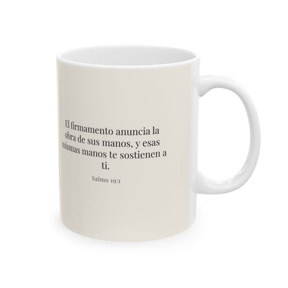 El firmamento anuncia la obra de sus manos | Taza bíblica para café | Salmo 19:1 — 11 oz · Cara bíblica
