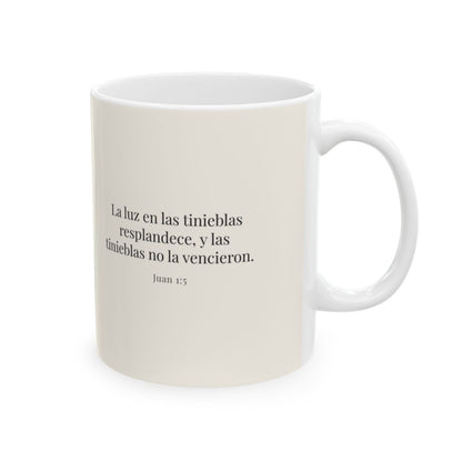 La luz de Dios brilla en mis tinieblas | Taza devocional ilustrada | Juan 1:5 — 11 oz · Cara bíblica