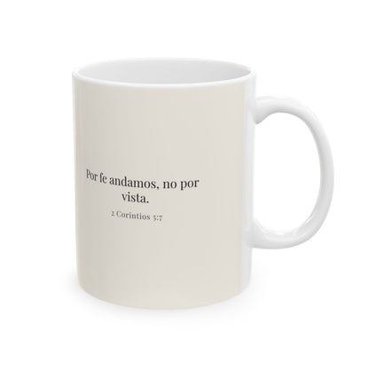 Por fe andamos, no por vista | Taza de fe para cada mañana | 2 Corintios 5:7 — 11 oz · Cara bíblica