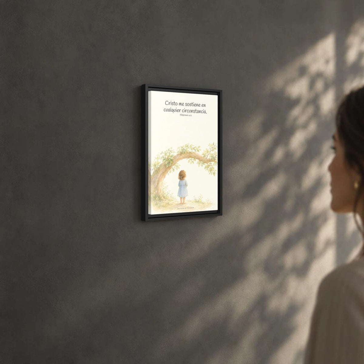 Cristo me sostiene en cualquier circunstancia — Lienzo Cristiano Enmarcado | Filipenses 4:13 — 12×18 pulgadas, marco negro, vista angular ambiental del marco flotante, escala física calibrada