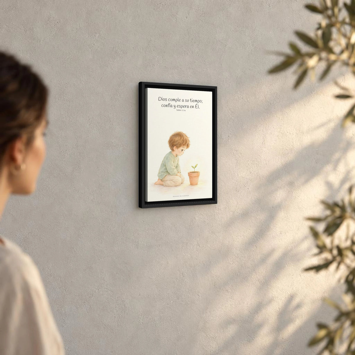 El Señor nunca llega tarde | Decoración cristiana enmarcada | Salmo 27:14 — 12×18 pulgadas, marco negro, vista angular ambiental del marco flotante, escala física calibrada