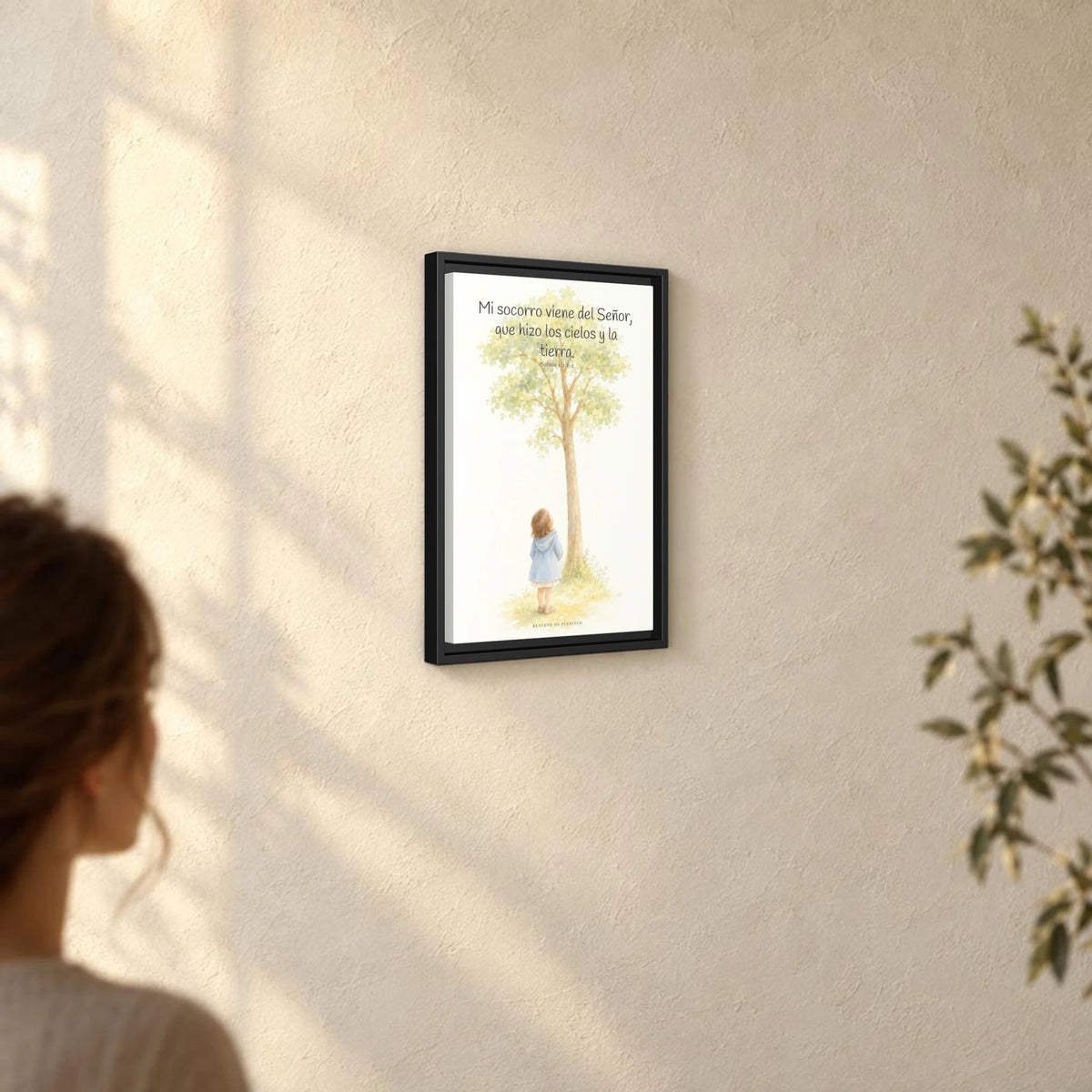 Mi socorro viene de Jehová — Lienzo Cristiano Enmarcado | Salmo 121:1-2 — 12×18 pulgadas, marco negro, vista angular ambiental del marco flotante, escala física calibrada