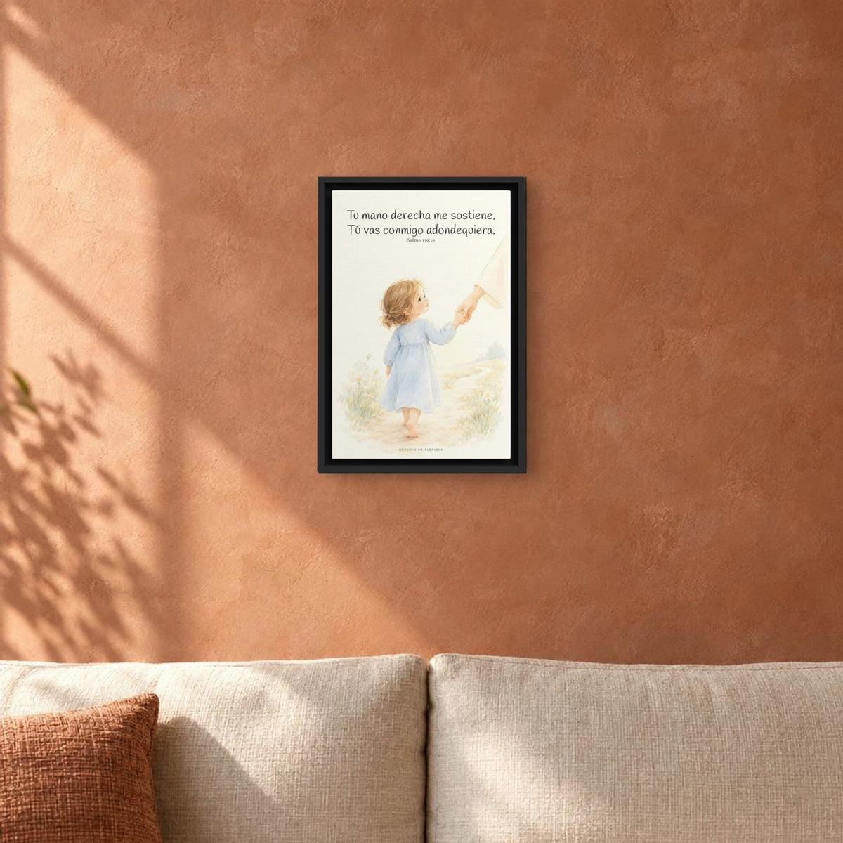 Tu mano me guía por el camino | Lienzo cristiano decorativo | Salmo 139:10 — 12×18 pulgadas, marco negro, vista frontal ambiental, escala física calibrada