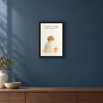 El Señor nunca llega tarde | Decoración cristiana enmarcada | Salmo 27:14 — 12×18 pulgadas, marco negro, vista frontal ambiental, escala física calibrada