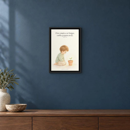 El Señor nunca llega tarde | Decoración cristiana enmarcada | Salmo 27:14 — 12×18 pulgadas, marco negro, vista frontal ambiental, escala física calibrada