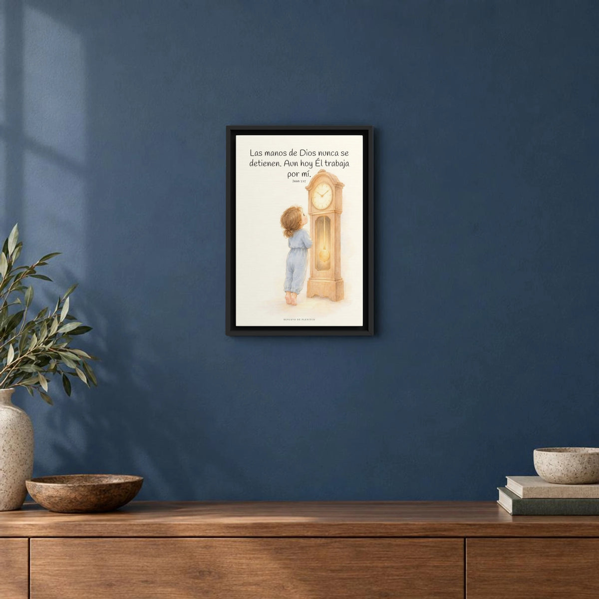 Las manos de Dios no se detienen por mí | Arte bíblico para pared | Juan 5:17 — 12×18 pulgadas, marco negro, vista frontal ambiental, escala física calibrada