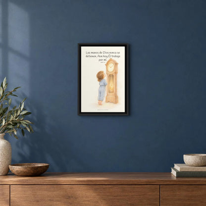 Las manos de Dios no se detienen por mí | Arte bíblico para pared | Juan 5:17 — 12×18 pulgadas, marco negro, vista frontal ambiental, escala física calibrada