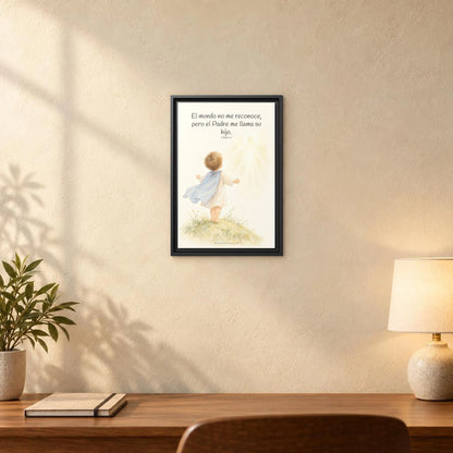 El Padre me conoce y aún así me llama suyo | Decoración de fe para pared | 1 Juan 3:1 — 12×18 pulgadas, marco negro, vista frontal ambiental, escala física calibrada