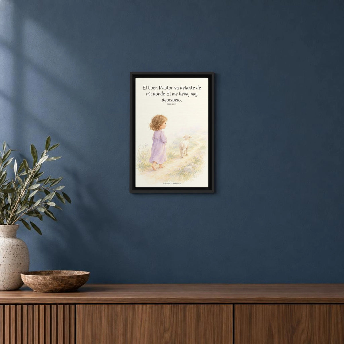 El buen Pastor va delante de mí | Decoración de fe para pared | Juan 10:27 — 12×18 pulgadas, marco negro, vista frontal ambiental, escala física calibrada