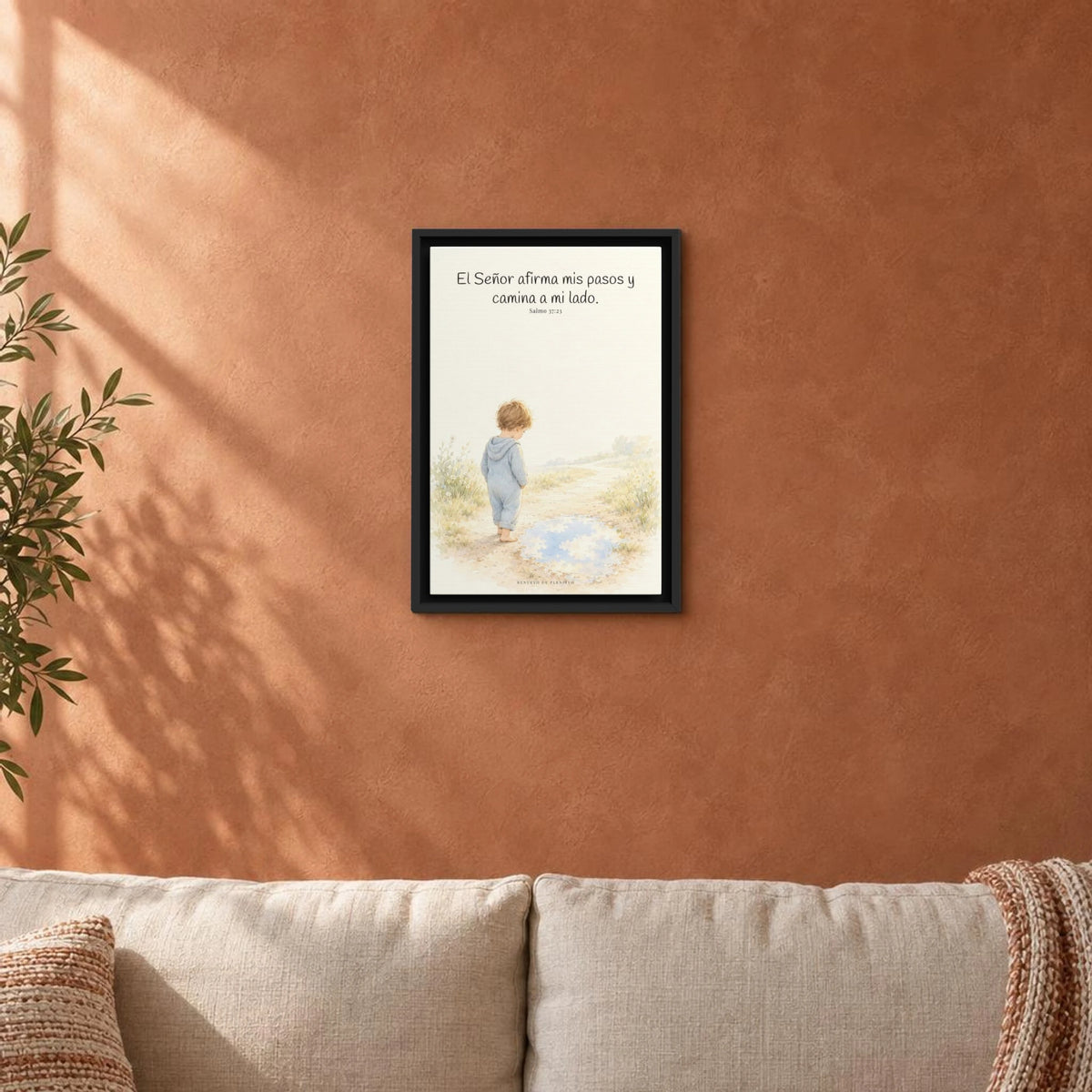 Dios camina a mi lado | Lienzo cristiano decorativo | Salmo 37:23 — 12×18 pulgadas, marco negro, vista frontal ambiental, escala física calibrada