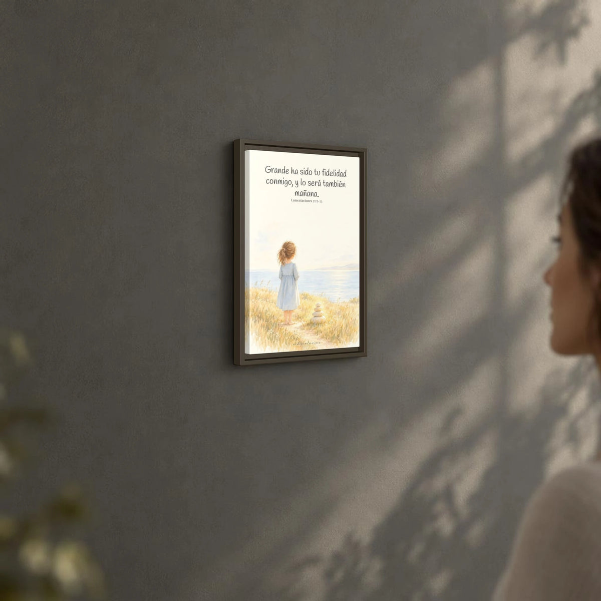 Grande ha sido tu fidelidad, Señor — Lienzo Cristiano Enmarcado | Lamentaciones 3:22-23 — 12×18 pulgadas, marco espresso, vista angular ambiental del marco flotante, escala física calibrada