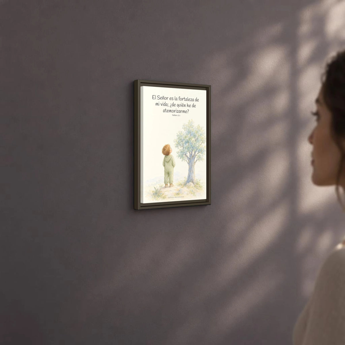 El Señor es la fortaleza de mi vida — Lienzo Cristiano Enmarcado | Salmo 27:1 — 12×18 pulgadas, marco espresso, vista angular ambiental del marco flotante, escala física calibrada