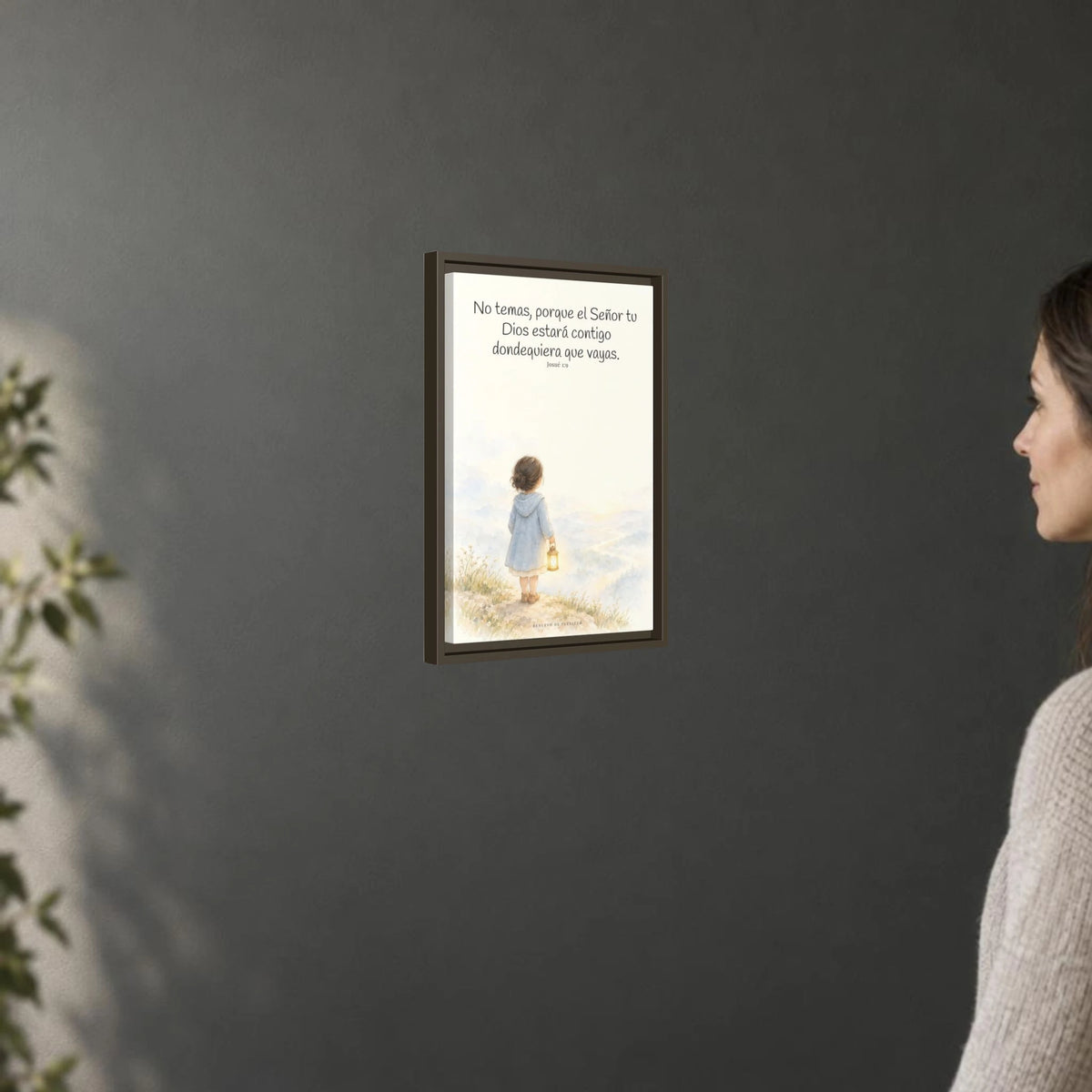 Jehová tu Dios estará contigo — Lienzo Cristiano Enmarcado | Josué 1:9 — 12×18 pulgadas, marco espresso, vista angular ambiental del marco flotante, escala física calibrada