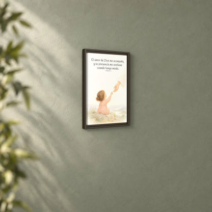 Dios está conmigo y no me suelta — Lienzo Cristiano Enmarcado | 2 Timoteo 1:7 — 12×18 pulgadas, marco espresso, vista angular ambiental del marco flotante, escala física calibrada