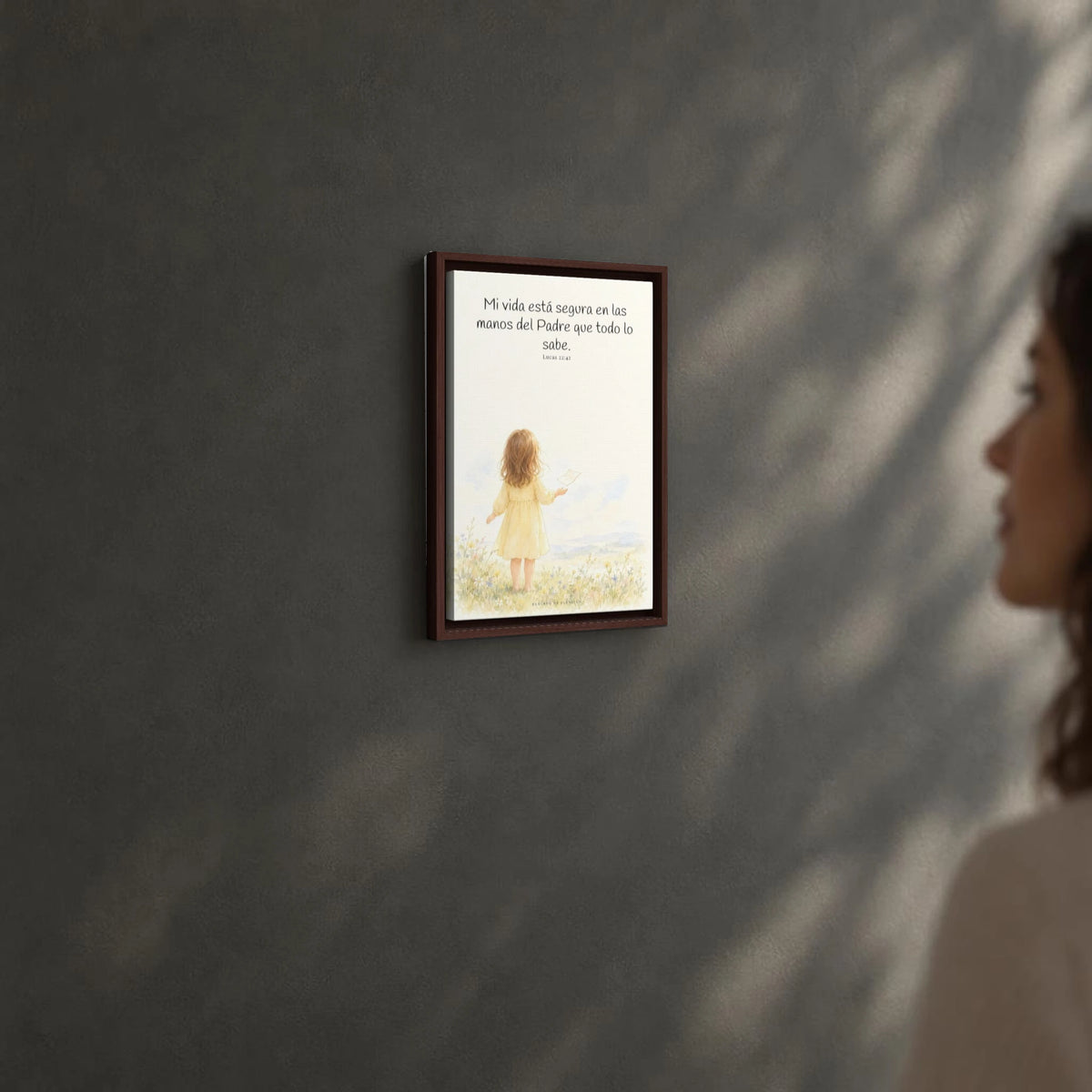 Confío en el Padre que todo lo sabe | Decoración cristiana enmarcada | Lucas 22:42 — 12×18 pulgadas, marco espresso, vista angular ambiental del marco flotante, escala física calibrada