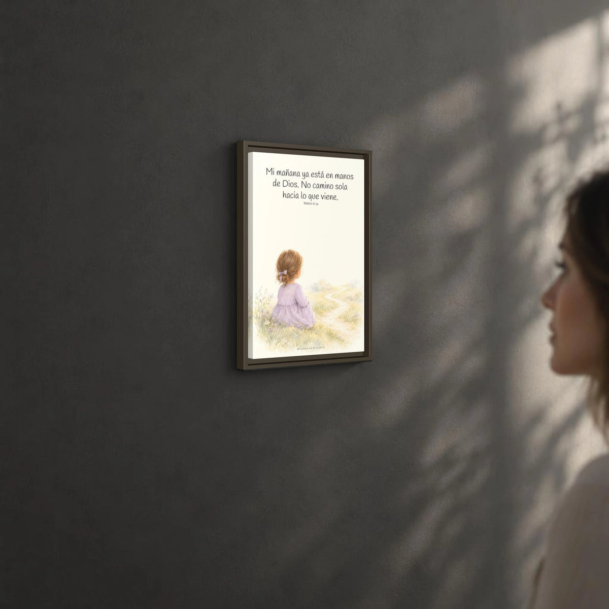 El Señor cuida del día que todavía no llega | Arte bíblico para pared | Mateo 6:34 — 12×18 pulgadas, marco espresso, vista angular ambiental del marco flotante, escala física calibrada