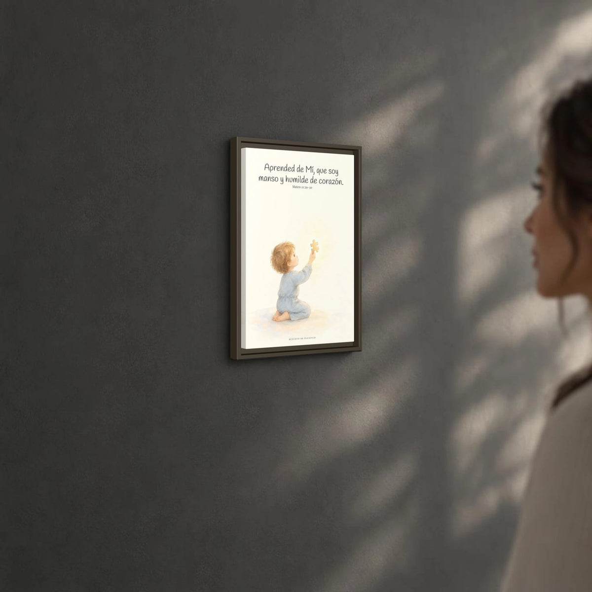 Aprended de Mí, que soy manso y humilde — Lienzo Cristiano Enmarcado | Mateo 11:29-30 — 12×18 pulgadas, marco espresso, vista angular ambiental del marco flotante, escala física calibrada