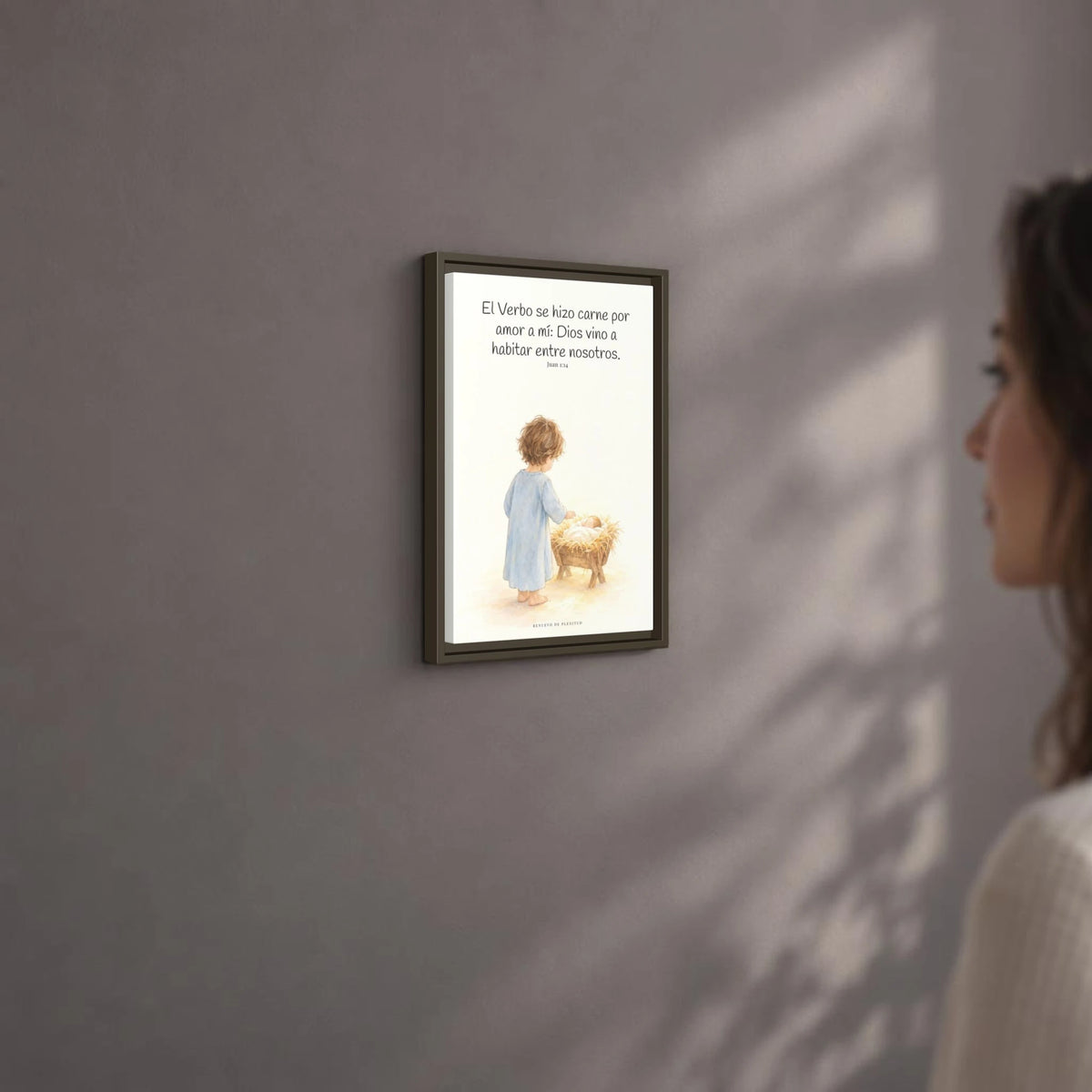 El Verbo se hizo carne por amor a mí — Lienzo Cristiano Enmarcado | Juan 1:14 — 12×18 pulgadas, marco espresso, vista angular ambiental del marco flotante, escala física calibrada