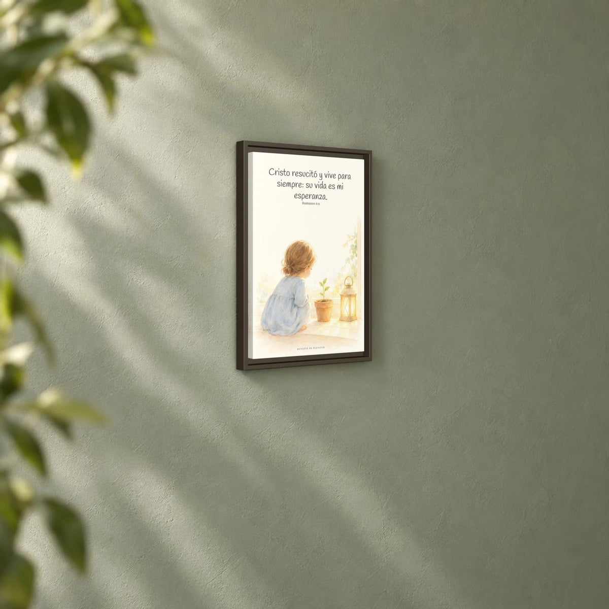 Cristo vive para siempre y nunca más muere — Lienzo Cristiano Enmarcado | Romanos 6:9 — 12×18 pulgadas, marco espresso, vista angular ambiental del marco flotante, escala física calibrada