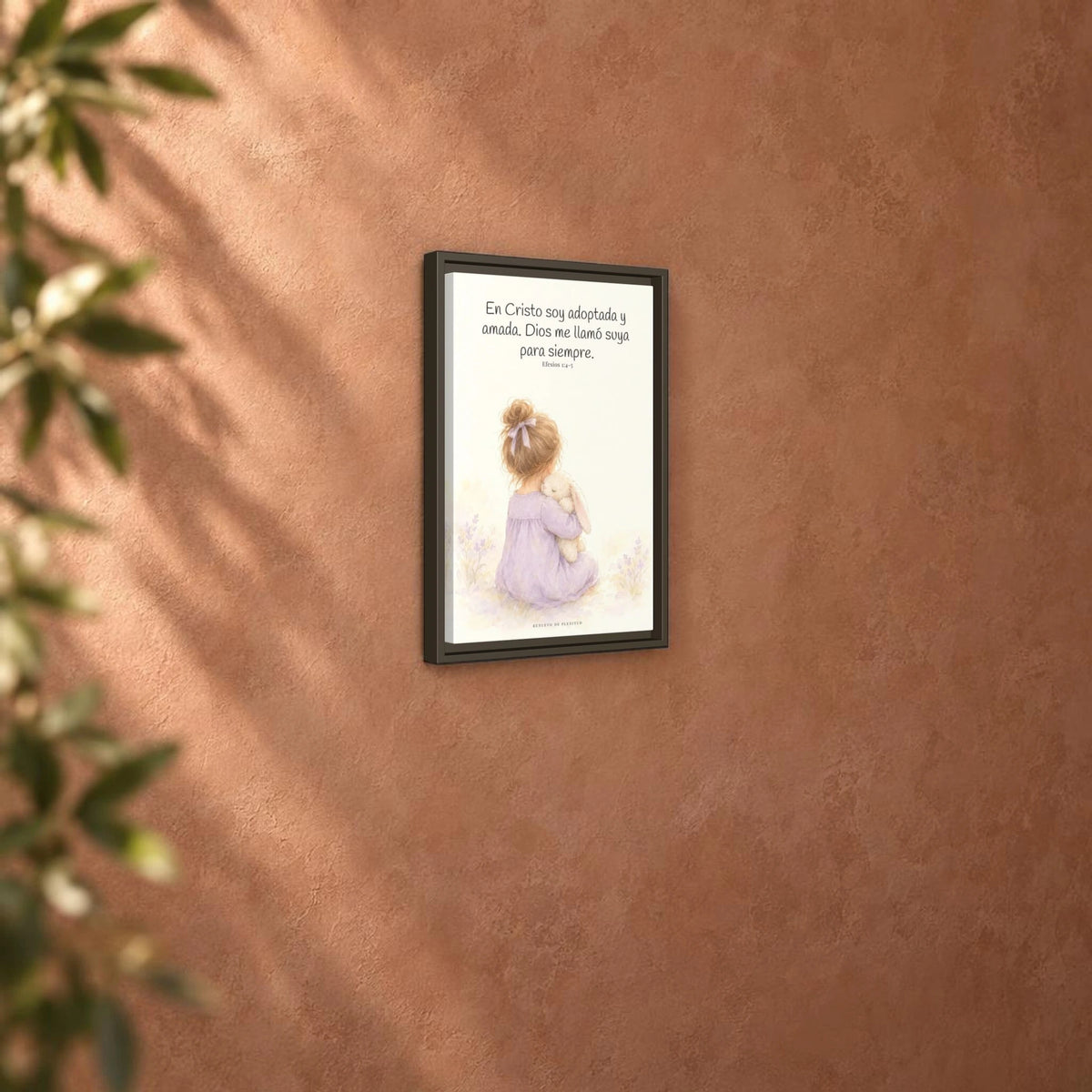 Soy hija amada de Dios en Cristo — Lienzo Cristiano Enmarcado | Efesios 1:4-5 — 12×18 pulgadas, marco espresso, vista angular ambiental del marco flotante, escala física calibrada