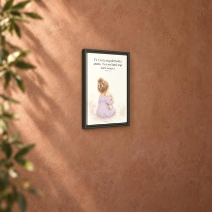 Soy hija amada de Dios en Cristo — Lienzo Cristiano Enmarcado | Efesios 1:4-5 — 12×18 pulgadas, marco espresso, vista angular ambiental del marco flotante, escala física calibrada