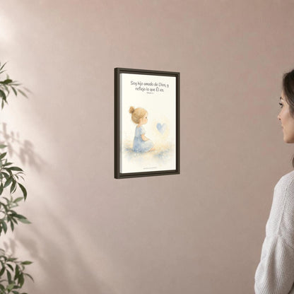 Soy hijo amado de Dios — Lienzo Cristiano Enmarcado | Efesios 5:1 — 12×18 pulgadas, marco espresso, vista angular ambiental del marco flotante, escala física calibrada