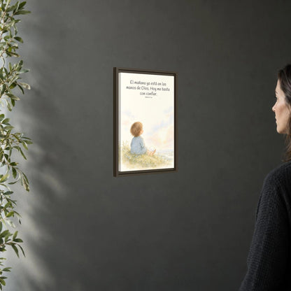 El mañana ya está en las manos de Dios — Lienzo Cristiano Enmarcado | Mateo 6:34 — 12×18 pulgadas, marco espresso, vista angular ambiental del marco flotante, escala física calibrada