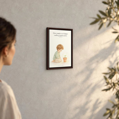El Señor nunca llega tarde | Decoración cristiana enmarcada | Salmo 27:14 — 12×18 pulgadas, marco espresso, vista angular ambiental del marco flotante, escala física calibrada
