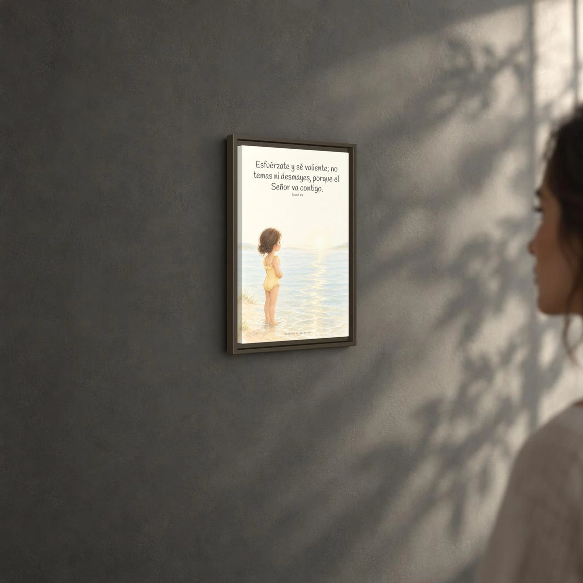 Esfuérzate y sé valiente — Lienzo Cristiano Enmarcado | Josué 1:9 — 12×18 pulgadas, marco espresso, vista angular ambiental del marco flotante, escala física calibrada